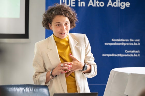 Giulia Chiarel vom Außenamt Brüssel berichtete über die Initiative New European Bauhaus, die auch in Südtirol bereits umgesetzt wird. (Foto: LPA/Greta Stuefer)