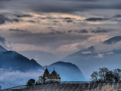 Wetterbild des Monats Februar 2026: die Wehrburg in Prissian (Foto: LPA/Martin Geier)