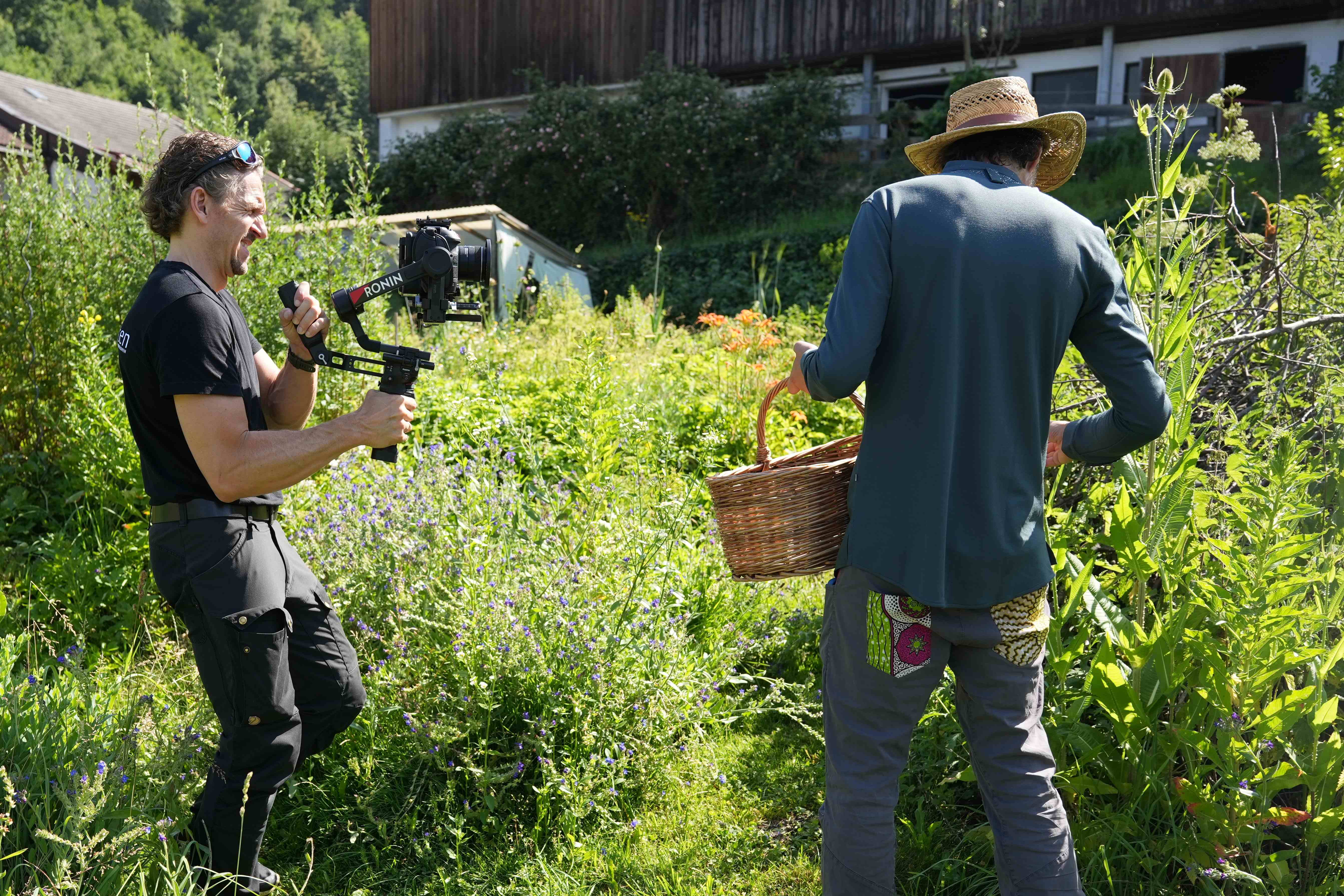 Nach der Sommerpause startet die Herbststaffel der Serie „So isst Euregio“ mit den fünf Köchen Peter Fankhauser aus dem Zillertal, Andrea Irsara aus Gröden, Madlen Hackl aus Innsbruck, Roland Hanny aus dem Vinschgau und Giulia Segna aus dem Nonstal. Das Projekt wurde im Rahmen der Südtiroler Euregio-Präsidentschaft produziert. Im Bild ist der Permakultur-Garten von Küchenchef Peter Fankhauser zu sehen. (FOTO: Euregio)