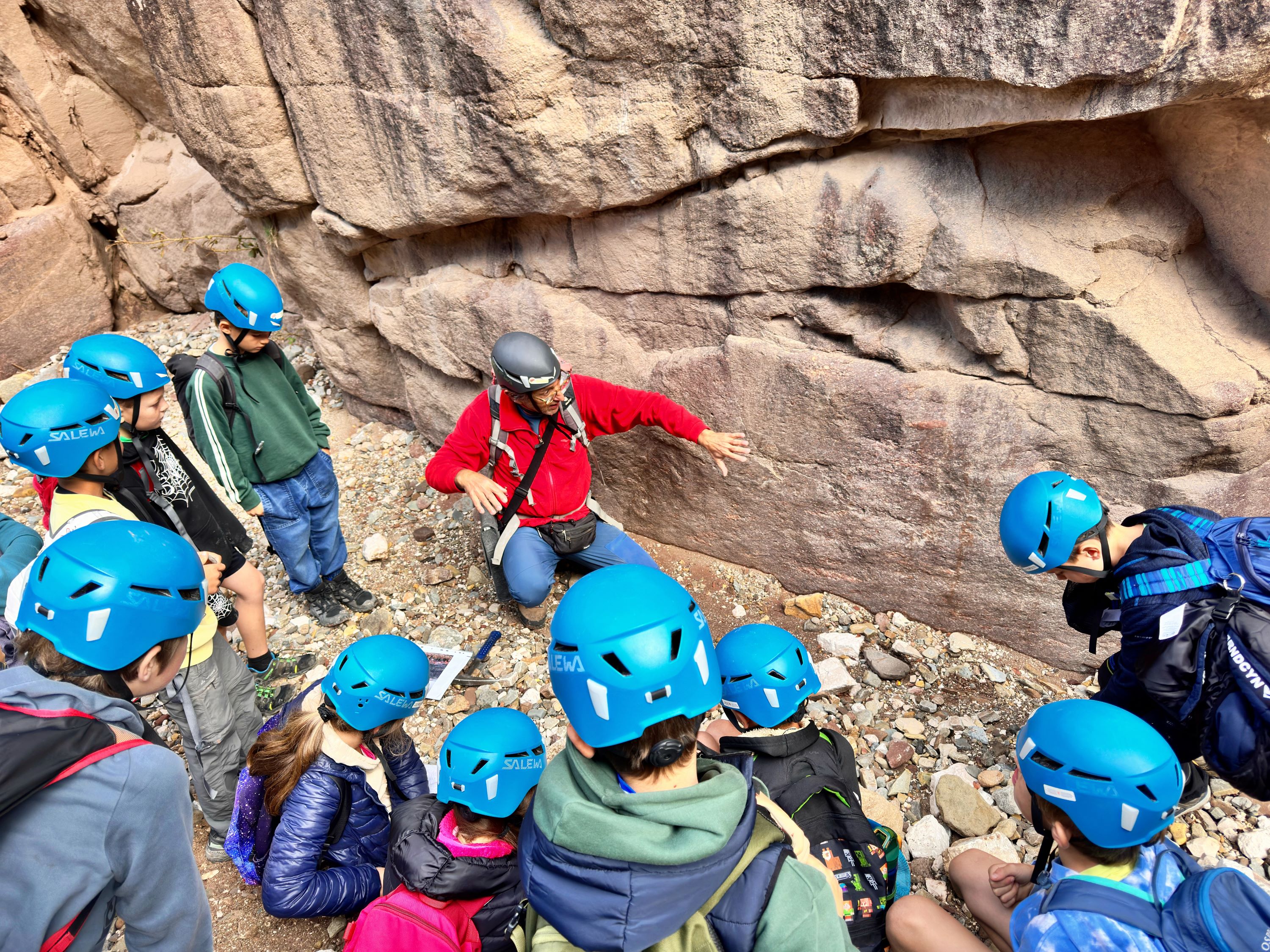 Kleine und große geologische Wunder bestaunen konnten die Schülerinnen und Schüler der Grundschulen Aldein und Radein am Tag der Geodiversität in der Bletterbachschlucht. (Foto: Geoparc Bletterbach/Monika Franzelin)