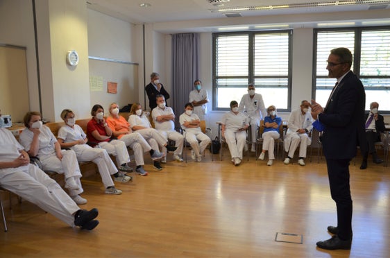 Durante il sopralluogo del presidente Arno Kompatscher all'ospedale di Silandro il direttore sanitario, Robert Rainer, ha fornito i dati aggiornati sull'attivitá de nosocomio (Foto: ASP)