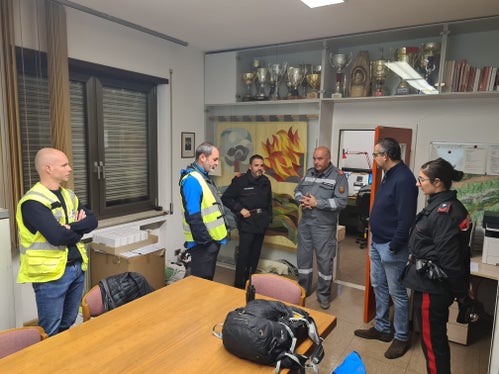 Auch die Bezirkseinsatzzentrale Meran nahm für die Hochwasserübung ihren Dienst auf. (Foto: LPA/Landesfeuerwehrverband BEZ Meran)