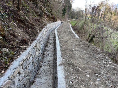 Am 10 Kilometer langen Maiser Neuwaal wurde im März ein Teilstück von rund 115 Metern Länge generalsaniert. (Foto: LPA/Forstinspektorat Meran)