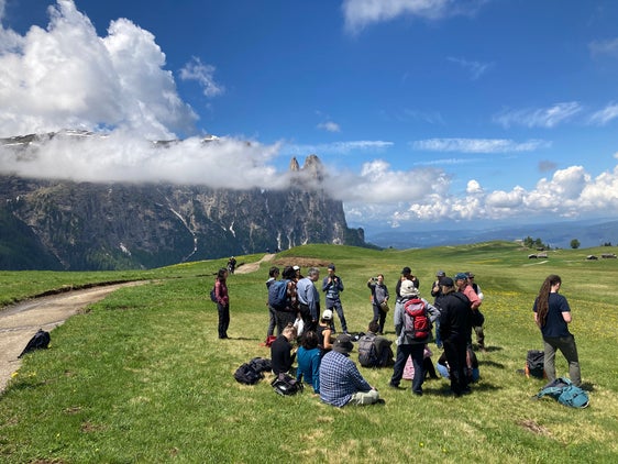 Feldforschung auf der Seiser Alm: Im Rahmen des Biodiversa+Projektes "Habitat Pilot", das im Vorjahr gestartet wurde und noch in diesem Jahr läuft, wurden wichtige Informationen zur Artenvielfalt gesammelt. (Foto: LPA/Eurac) Research)