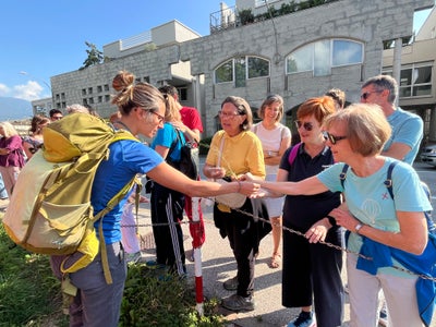 Jeden Tag gesehen, wenig bekannt: Museums-Botanikerin Giulia Tomasi erklärte 25 Botanik-Begeisterten die Fauna in den Straßen von Rovereto. (Foto: Archiv Fondazione Museo Civico di Rovereto)