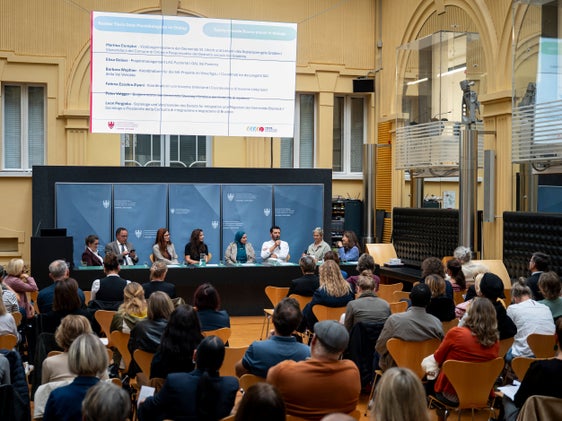 Nel corso di una tavola rotonda (da sinistra), Barbara Wopfner, Peter Volgger, Martina Comploi, Elisa Golser, Fatima Ezzahra Ziyani e Leon Pergjoka hanno raccontato le loro esperienze nell'attuazione di percorsi di integrazione. L'incontro è stato moderato da Elisa Zenatti e Christa Ladurner (entrambe del Forum Prevenzione). (Foto: USP/Fabio Brucculeri)