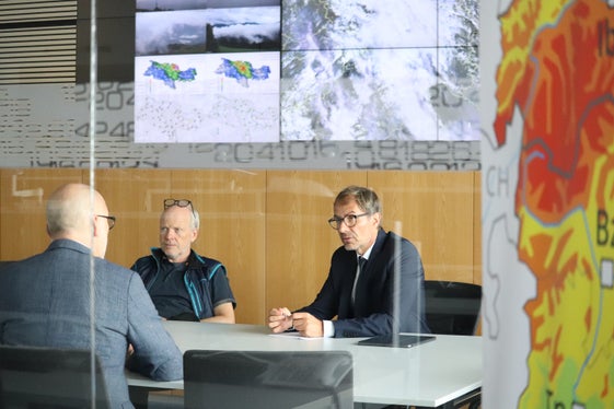 Prävention, Intervention, Versicherung: der Direktor des Funktionsbereichs Wildbachverbauung Fabio De Polo (l.) und der Direktor der Agentur für Bevölkerungsschutz Klaus Unterweger im Gespräch mit dem Direktor der Vereinigung Kantonaler Gebäudeversicherung Michael Wieser (Foto: LPA/Maja Clara)