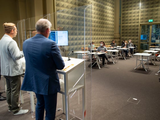 Deutschsprachige Erwachsene mit geringer Lese- und Schreibkompetenz fördern: Das gemeinsame Pilotprojekt haben das Landesamt für Weiterbildung und die KVW Bildung  in einer Pressekonferenz vorgestellt. (Foto: LPA/Landesamt für Weiterbildung)