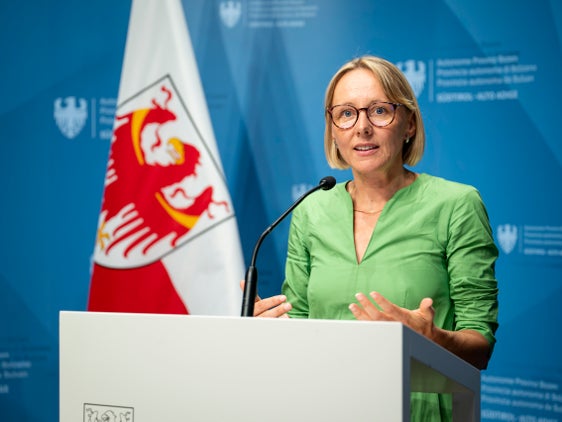 Landesrätin Magdalena Amhof zieht am 1. Juli eine #halbzeit-Bilanz über ihre Arbeit in den Bereichen Europa, Arbeit und Personal. (Foto: LPA/Fabio Brucculeri)