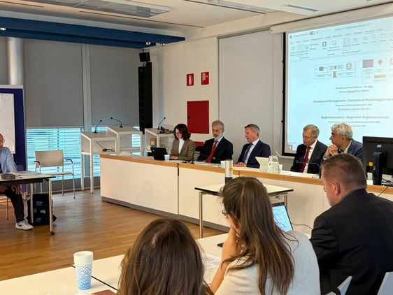 Il Comitato di sorveglianza del Programma di sviluppo rurale (PSR) si è riunito di recente e ha attestato che i fondi UE destinati alle aree rurali dell’Alto Adige vengono utilizzati in modo efficiente. Nella foto, sul podio, da sinistra: Margherita Tranchina e Andrea Incarnati, entrambi della Direzione Generale AGRI della Commissione europea, l’assessore provinciale Luis Walcher, il direttore del Dipartimento Ulrich Höllrigl e il direttore dell’Ufficio Fondi strutturali UE in agricoltura Luca D’Ambrosio. (Foto: USP/Tobias Erschbamer)