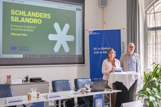 Kunhilde Marsoner, die Referentin für Kultur und Soziales der Marktgemeinde Schlanders und Projektleiter Thomas Schuster erklärten die EU-Initiative European Capital of Small Retail (ECoSR), die Städte für ihr besonderes Engagement zur Förderung des lokalen Einzelhandels und zur Belebung der Innenstädte auszeichnet. (Foto: LPA/Greta Stuefer)