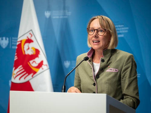 Landesrätin Magdalena Amhof konnte am heutigen 8. Juli die Zusicherung geben, dass 44.000 Landesbedienstete und Landeslehrer innerhalb September eine weitere Una-Tantum-Zahlung als Inflationsausgleich erhalten werden. (Foto: LPA/Fabio Brucculeri)