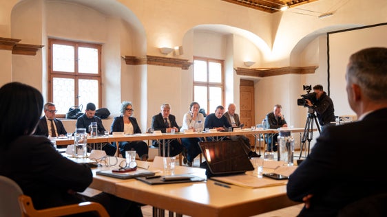 L'assessore provinciale Peter Brunner (a destra, di spalle) durante la riunione con i sindaci e le sindache della Val Venosta in occasione della seduta straordinaria della Giunta provinciale tenutasi a Castel Coldrano il 14 aprile: al centro dell'attenzione c'erano il Parco Nazionale dello Stelvio e il tema dell'energia. (Foto: USP/Fabio Brucculeri)