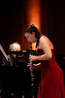 Lia Obexer an der Klarinette, begleitet von Stefan Huber am Klavier. (Foto: LPA/Daniel von Johnston)