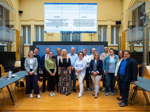 Volti soddisfatti: da sinistra Chiara Leto (Agenzia per le relazioni sindacali), Stephan Tschigg della Direzione Istruzione tedesca, Nadine Borto (Agenzia per le relazioni sindacali), Matthias Stuflesser della Direzione Istruzione ladina, Hermann Troger e Brunhild Pircher (Agenzia per le relazioni sindacali), Albrecht Matzneller, direttore della Ripartizione provinciale Personale, Petra Nock (SSG), Hubert Kainz (SGB/CISL), Stefano Mellarini (UIL/GK), Heidi Telser (SSG), Peter Moosmair (SSG), Daniela Ennemoser (SSG),Angela Schmidt (CGIL/AGB), Stefano Barbacetto (CGIL/AGB) (Foto: ASP/Fabio Brucculeri)