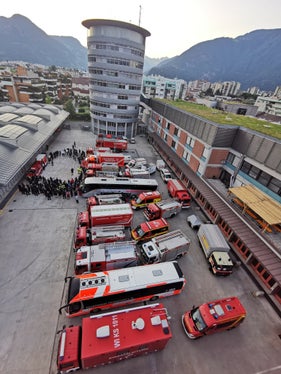 Il cortile dei Vigili del Fuoco di Bolzano questa mattina, con la flotta di veicoli durante il briefing sulla situazione. (Foto: Agenzia per la Protezione Civile/Vigili del fuoco) 