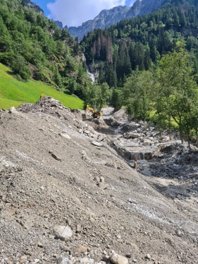 Rund 20.000 Kubikmeter angeschwemmtes Material galt es im Kogbach in St. Anton in Innerpflersch zu räumen, um die Hochwassersicherheit wieder herzustellen. (Foto: LPA/Landesamt für Wildbach- und Lawinenverbauung Nord in der Agentur für Bevölkerungsschutz)