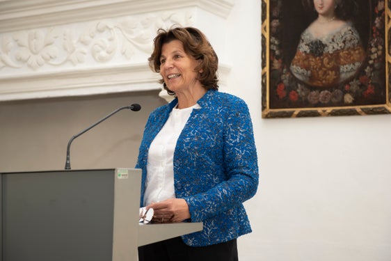 "Zeitgemäßer und nutzerfreundlicher Zugang zu einer zentralen Quelle": LRin Maria Hochgruber Kuenzer bei der Pressekonferenz zur Online-Stellung der Südtiroler Kirchenbücher. (Foto: LPA/Jasmeen Farina)