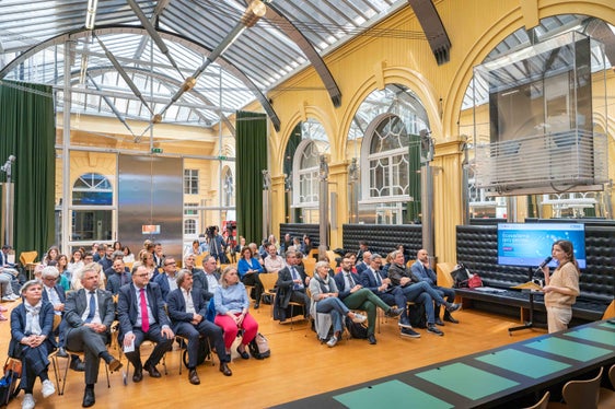 Ilaria Piccinotti (im Bild rechts), die Direktorin der Abteilung Gesundheitskommunikation im Südtiroler Sanitätsbetrieb, führte in die Tagung "Ecosistema dati sanitari" ein. Es handelt sich um eine Roadshow, die in allen Regionen Italiens abgehalten wird, um über den Entwicklungsstand der EGA (Elektronische Gesundheitsakte) zu berichten. (Foto: LPA/Greta Stuefer)