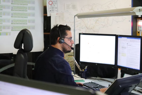 Dalla Centrale viabilità , il messaggio del sistema di informazione alla popolazione viene registrato e trasmesso come file audio alle stazioni radio e per l'inserimento di un ticker tape alle stazioni televisive. (Foto: ASP/Maja Clara)