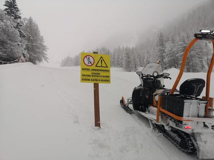 Im Skigebiet Klausberg wurde nach den Schneefällen präventiv gesprengt. Die Sprengerfolge waren gut, eine große Lawine konnte ausgelöst werden. Dies zeigt, dass momentan alle Zutaten für eine Lawinenauslösung vorhanden sind. Das Foto entstand am 13. April 2023 (Foto: Franz Künig)