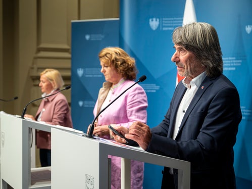 Unser Ziel ist ein Gesundheitswesen, das den Menschen zuhört, Qualität sichert und langfristig trägt, sagte Gesundheitslandesrat Hubert Messner bei der Pressekonferenz nach der Sitzung der Landesregierung. (Foto: LPA/Hubert Messner)