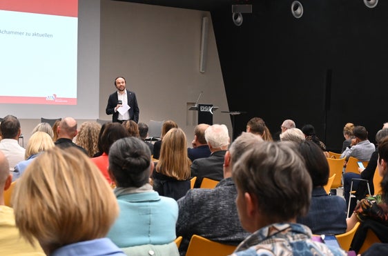 Landesrat Philipp Achammer sprach bei der Auftaktkonferenz mit nahezu vollzählig versammelten Führungskräften auch die aktuellen Themen im Bildungsbereich an. (Foto: LPA/Deutsche Bildungsdirektion/Margit Pichler)