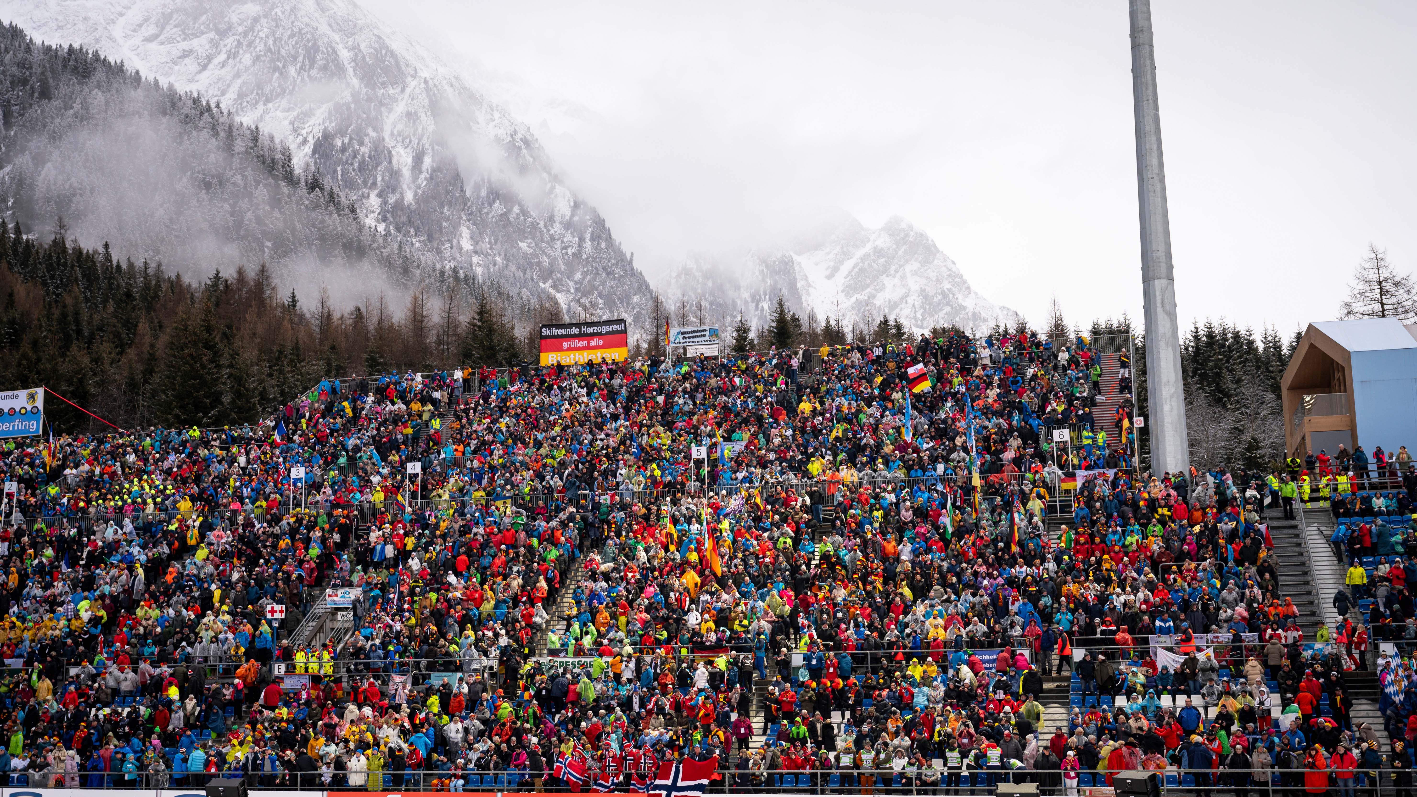La Südtirol Arena Alto Adige ospiterà le gare di biathlon nell'ambito dei XXV Giochi Olimpici Invernali dal 6 al 22 febbraio. Nella foto, la tribuna centrale esaurita in ogni ordine di posto. (Foto: USP/Fabio Brucculeri)
