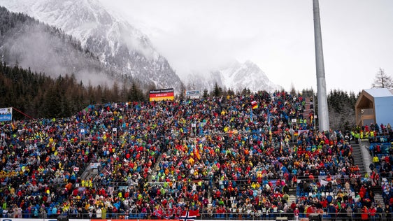 La Südtirol Arena Alto Adige ospiterà le gare di biathlon nell'ambito dei XXV Giochi Olimpici Invernali dal 6 al 22 febbraio. Nella foto, la tribuna centrale esaurita in ogni ordine di posto. (Foto: USP/Fabio Brucculeri)