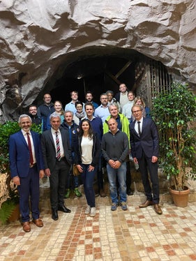Besichtigung und Besprechung im Felsenkeller der Laimburg: Landesrat Schuler (2.v.l.) und Ressortdirektor Klaus Unterweger (ganz r.), Laimburg-Direktor Michael Oberhuber (ganz l.) und Landeswarnzentrum-Direktor Willigis Gallmetzer (auf der rechten Seite neben LR Schuler) mit Mitgliedern der beiden Arbeitsgruppen von Planalp und Eusalp. (Foto: LPA)