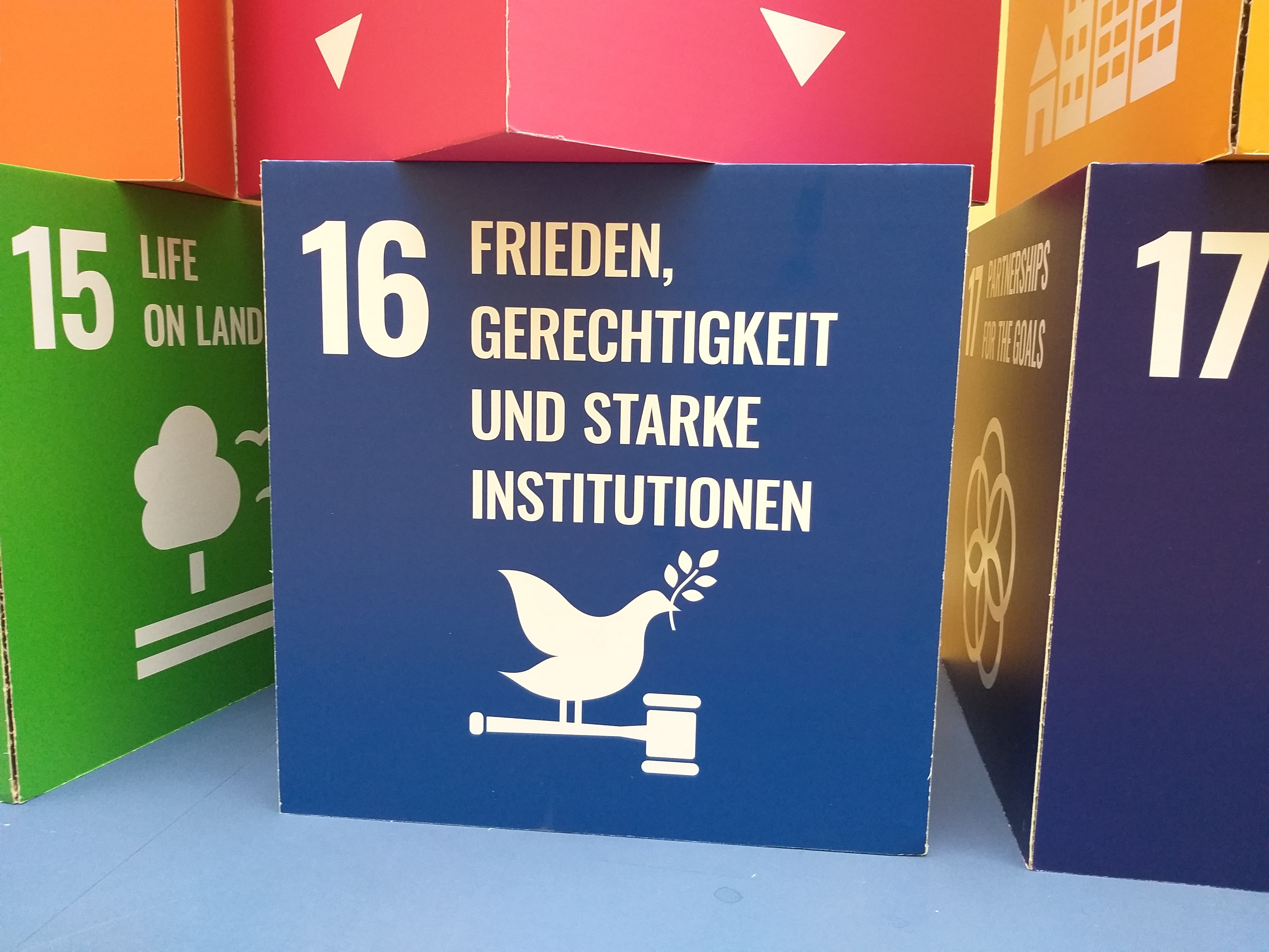 Das Land Südtirol wird am 8. Oktober im Rahmen der Urban Play Agenda 2030 das Ziel 16 Friede, Gerechtigkeit und starke Institutionen am Silvius-Magnago-Platz in Bozen vorstellen. (Foto: LPA)