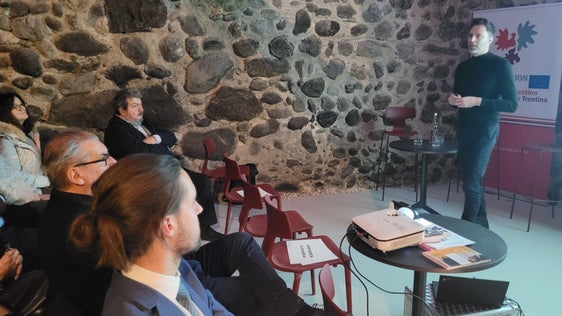 Der Architekt David Calas bei seinen Ausführungen zum Europäischen Bauhaus (Foto: Euregio/Armin Gluderer)