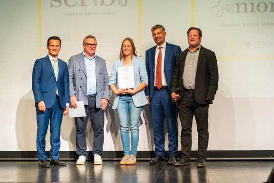 Por la seziun SCRIBO Junior ti á la iuria dé le pröm pest al test Agnol de Nicoletta Riz (da man ciampa: André Comploi, Werner Pescosta, Nicoletta Riz, assessëur provinziel Daniel Alfreider, Ivan Senoner. Foto: USP/Bruno Ferdigg)