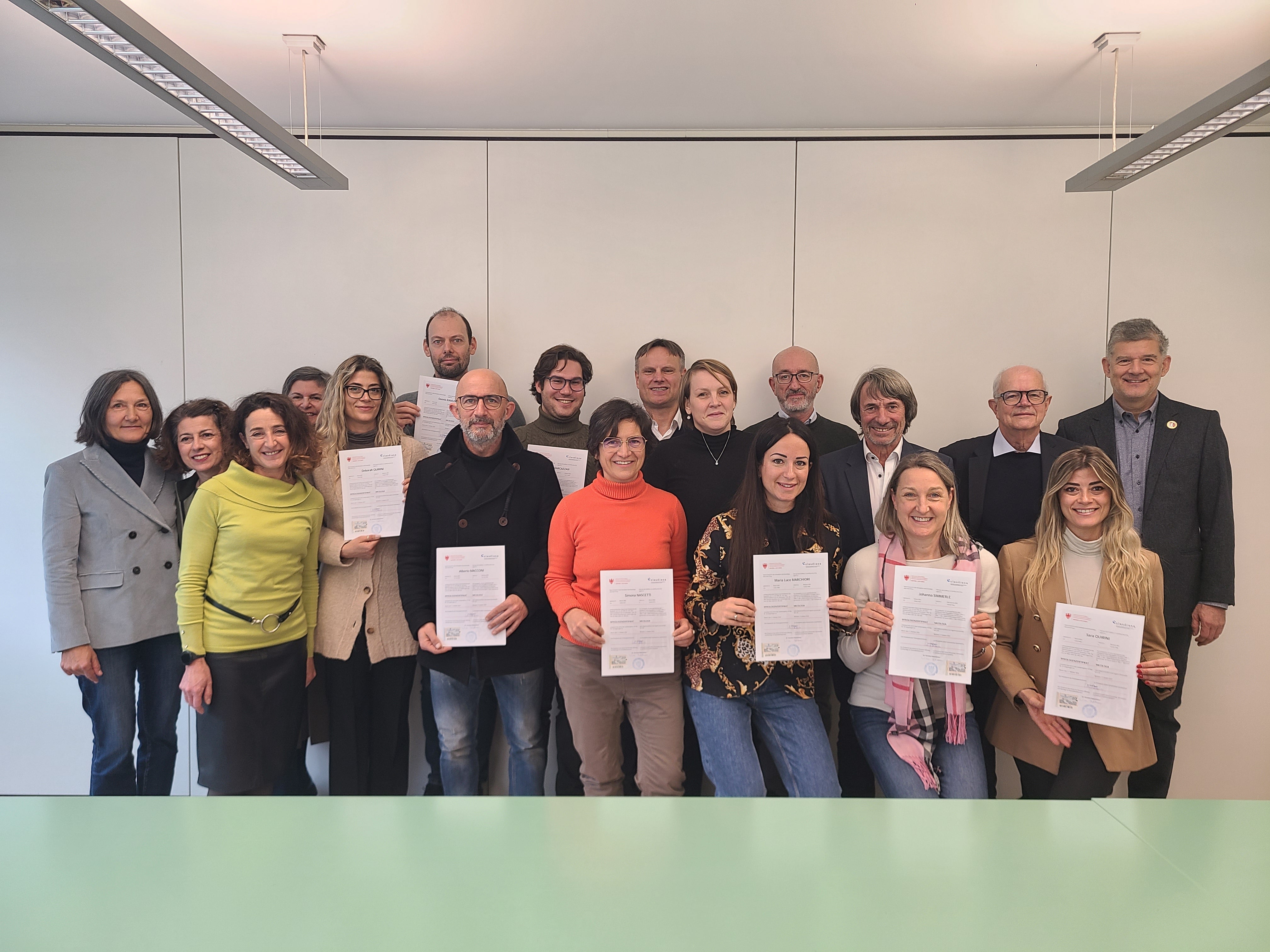 Nach erfolgreichem Abschluss des zweijährigen Mykologielehrgangs erhielten zehn Absolventinnen und Absolventen ihre Diplome. Im Bild die neuen Pilzfachleute mit Gesundheitslandesrat Hubert Messner (hinten Dritter von rechts). (Foto: LPA/Mara Mantinger)