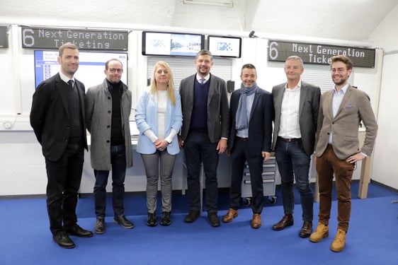 Haben das neue Ticketingsystem vorgestellt: (v.l.) Ressortchef Martin Vallazza, Busfahrer Michael Dalpiaz, Verbraucherzentrale-Geschäftsführerin Gunde Bauhofer, Mobilitätslandesrat Daniel Alfreider, STA-Direktor Joachim Dejaco, STA-Bereichsleiter Patrick Dejaco und Jakob Stricker von der Digitalabteilung der STA. (Foto: LPA/Ingo Dejaco)