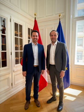 Christoph Wiederkehr ist seit März 2025 Bildungsminister in Österreich. Mit Landesrat Achammer besprach er unter anderem das Vorhaben der österreichischen Regierung, die Mitwirkungspflicht der Eltern gesetzlich zu erhöhen. (Foto: LPA/Bundesministerium für Bildung/Mareike Grün)