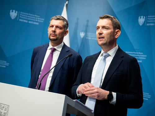 Landesrat Daniel Alfreider (im Bild links) und Abteilungsdirektor Martin Vallazza erklärten am 30. Jänner das Verkehrskonzept anlässlich der Olympischen Winterspiele. (Foto: LPA/Fabio Brucculeri)