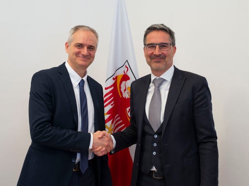 Dem neuen Direktor am Mazziniplatz, dem 53-jährigen Paolo Mazzucato, wünschte Landeshauptmann Kompatscher alles Gute für seine Arbeit. (Foto: LPA/Fabio Brucculeri)