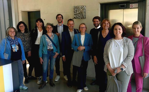 Arbeitslandesrätin Magdalena Amhof (7. von links) beim Besuch im Unternehmen EWO gemeinsam mit dem Team des Arbeitsvermittlungszentrums Neumarkt. Im Bild (4. von rechts)  Hannes Wohlgemuth, der Geschäftsführer von EWO. (Foto: LPA/Ressort Europa, Arbeit und Personal)