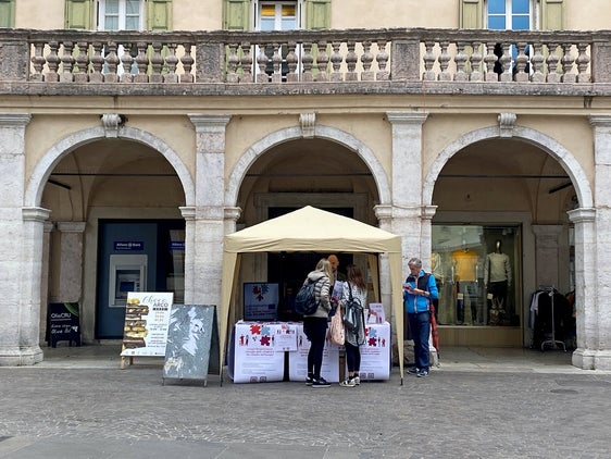Informationen über den Bürgerrat der Euregio gab es heute im Euregio-Pavillon auf der Piazza Tre Novembre in Arco, wo man sich auch um Teilnahme bewerben konnte. (Foto: Presseamt der Gemeinden Arco und Riva del Garda)