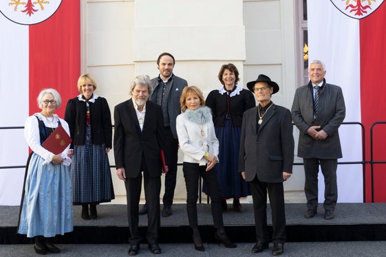 Die auf Südtiroler Vorschlag heute Geehrten: Lilli Gruber, Reinhold Messner und Joseph Zoderer mit LH-Stellvertreterin Deeg, LR Achammer, LRin Kuenzer und Regionalratspräsident Noggler, im Bild ganz links Elisabeth Medicus-Happacher (Foto: Land Tirol/Die Fotografen)
