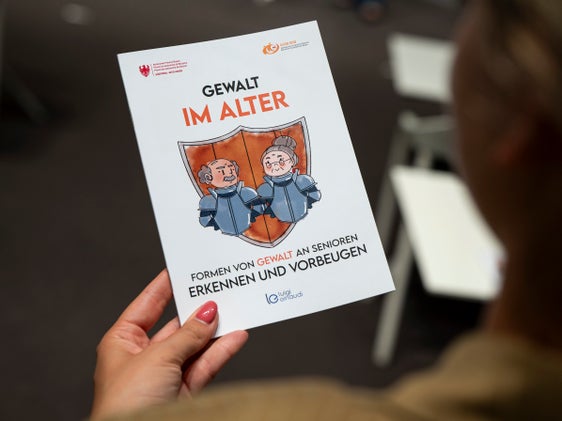 Die Broschüre „Gewalt im Alter. Formen erkennen und vorbeugen“ liegt unter anderem in den Sozialsprengeln und den Patronaten auf. Sie weißt auf unterschiedliche Formen der Gewalt an älteren Menschen hin und benennt Unterstützungsdienste wie das Seniorentelefon, das unter 0471 162 62 66 erreichbar ist. (Foto: LPA/Fabio Brucculeri)