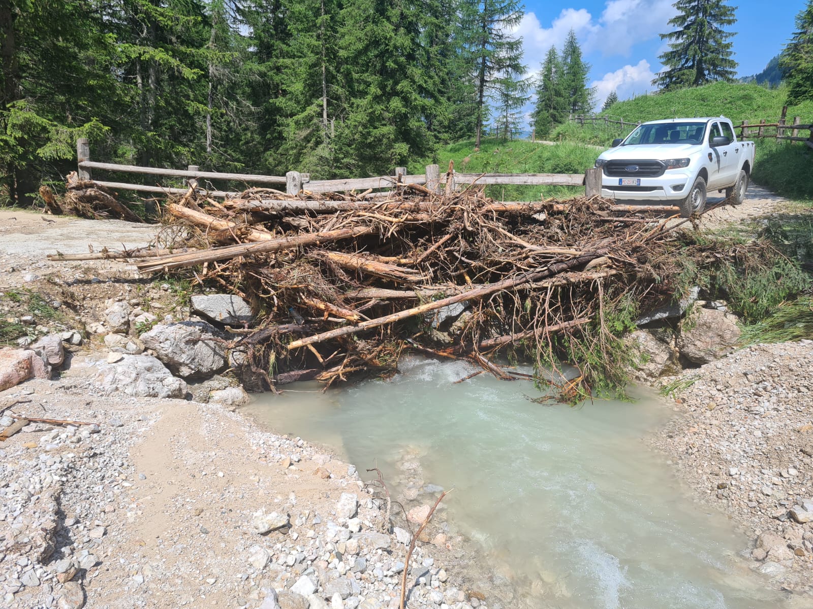 Infolge des Unwetters vom Mittwochabend hat sich bei dieser Brücke über den Wengener Bach eine Verklausung gebildet; die Wildbachverbauung führt nun Aufräumarbeiten durch, um den ungehinderten Durchfluss wieder zu ermöglichen. (Foto: LPA/Landesamt für Wildbach- und Lawinenverbauung Ost in der Agentur für Bevölkerungsschutz)