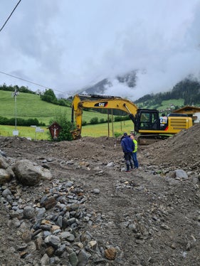 Il personale del Servizio bacini montani al lavoro per riportare il rio Kerschbaumer negli argini, dopo aver liberato il letto del torrente dal materiale in eccesso  (Foto: Ufficio provinciale bacini montani Nord presso l'Agenzia per la protezione civile/Philipp Walder)