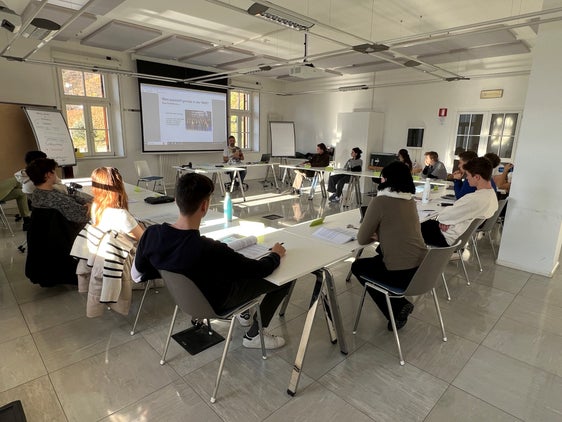 Um politische und wirtschaftliche Beziehungen zwischen den Nationen und in den Gesellschaften ging es im Workshop "Weltordnung im Wandel". Am Rednerpult Alessandro Montoro, einer der Workshopleiter (Foto: LPA/Bettina Gartner)
