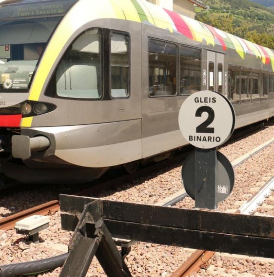 Fahrgäste können bis 2. September Rückmeldungen für eine Verbesserung der Ersatzdienste bei der Sperre der Meraner Bahnlinie diesen Sommer geben. (Foto: LPA/Ingo Dejaco)