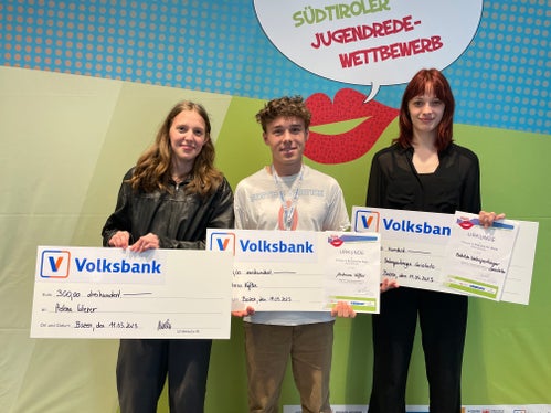 Die besten Oberschüler und Oberschülerinnen in der Klassischen Rede waren (v. l.) Helena Wierer (1. Platz), Andreas Kolfer (2. Platz) sowie Mathilde Unterpertinger Cariolato (3. Platz). (Foto: LPA/Bildungsdirektion/Ulrike Huber)