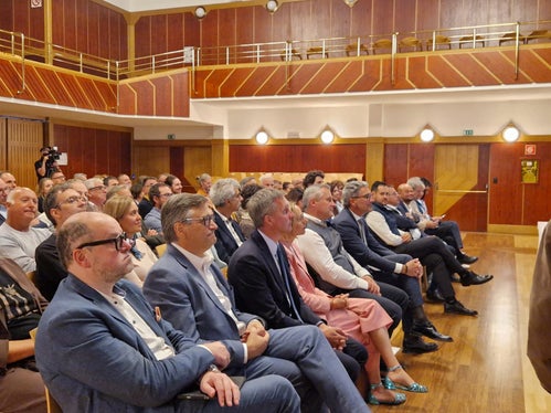 Le presentazioni dei progetti dei singoli Gruppi di Azione Locale LEADER hanno suscitato grande interesse. All'evento hanno partecipato anche il presidente della Provincia Arno Kompatscher, l'assessora provinciale all'Europa Magdalena Amhof e l'assessore provinciale all'Agricoltura, Foreste e Turismo Luis Walcher. (Foto: USP/Katharina Trocker)