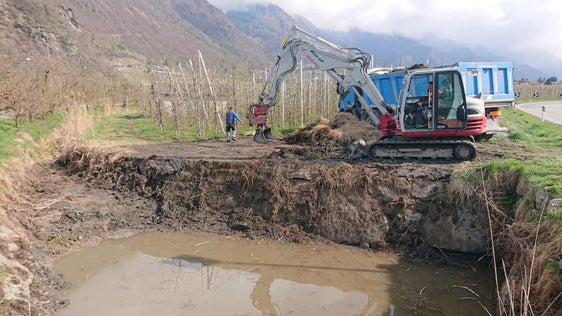 Nella località Schindlbach, il team di costruttori ha rimosso il materiale depositatosi per conto dell'Ufficio sistemazione bacini montani ovest ( Foto: Agenzia per la protezione civile/Ufficio provinciale sistemazioni bacini montani ovest/Martin Eschgfäller)