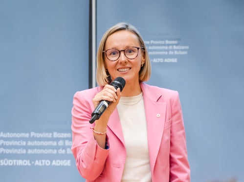 Technische Schulassistentinnen und Schulassistenten schaffen mit ihrem Können die Voraussetzungen dafür, Praxis sicher und auf hohem Niveau zu vermitteln, sagt Personallandesrätin Magdalena Amhof. Berufliche Bildung zu stärken, bedeute nämlich in die Zukunft junger Menschen und in die Fachkräfte von morgen zu investieren, so Amhof. (Foto: LPA/Bernhard Aichner)